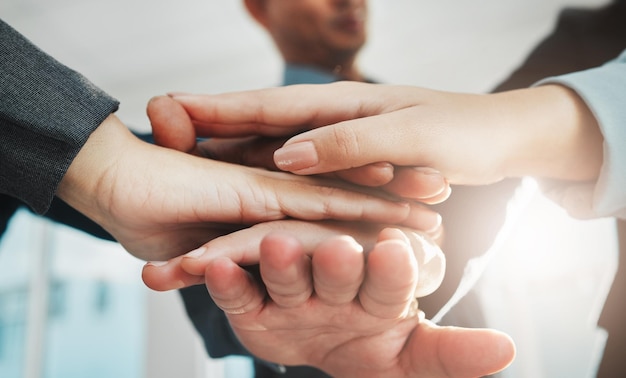 Foto partnerschapssamenwerking en handen van zakenmensen ter ondersteuning van visiegroei en training op kantoor teambuildinggroep en handeenheid voor motivatiemissie en opstartdoel van het bedrijf