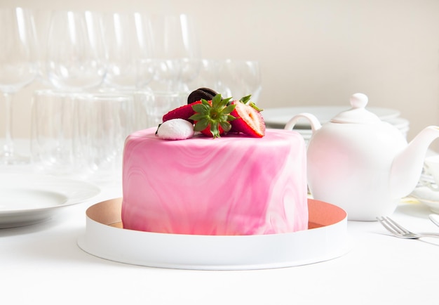 Праздничный торт ко дню рождения вкусный бисквитный розовый помадный торт