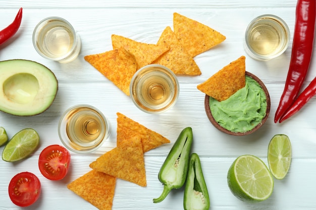 Concetto di festa con tequila, guacamole e patatine