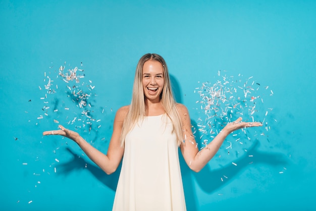 Foto ragazza di partito che posa con i coriandoli