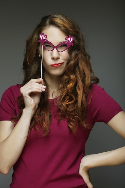 Изображение вечеринки Игривые молодые женщины держат вечеринку в очках