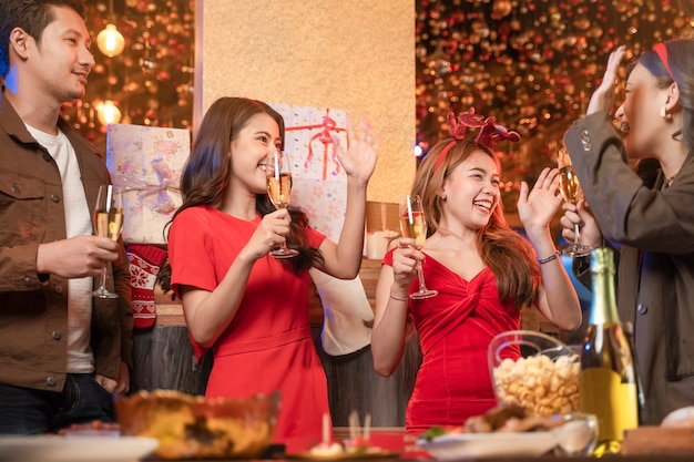 사진 행복 친구 크리스마스 이브를 축하하는 아시아 여성과 남성의 파티는 저녁 식사를 축하
