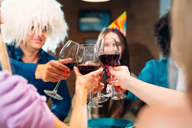 Вечеринка в ресторане. Друзья веселятся в ресторане и пьют вино. праздничное настроение.