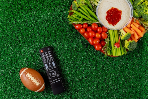 Фото Стол для вечеринок с дистанционным управлением для просмотра спортивных состязаний по телевизору в американский футбол.