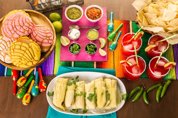 Tavolo da festa con tamales, margarita alla fragola e pan dulche.