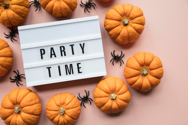 Messaggio lightbox di halloween party time con pipistrelli neri spaventosi