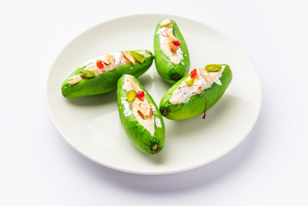 パルヴァル・ミタイ (Parwal Mithai) は,北インドで人気のある甘いもので,パーヴァル・パック (Parval Pak) と呼ばれ,尖ったキュウリとコヤを使って作られています.