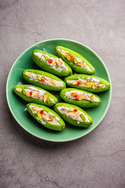 파르발 미타이 (Parwal Mithai) 는 니가 있는 고추와 코야를 사용하여 만든 파르발 파크 (Parval Pak) 라는 인기 있는 북인도 과자이다.