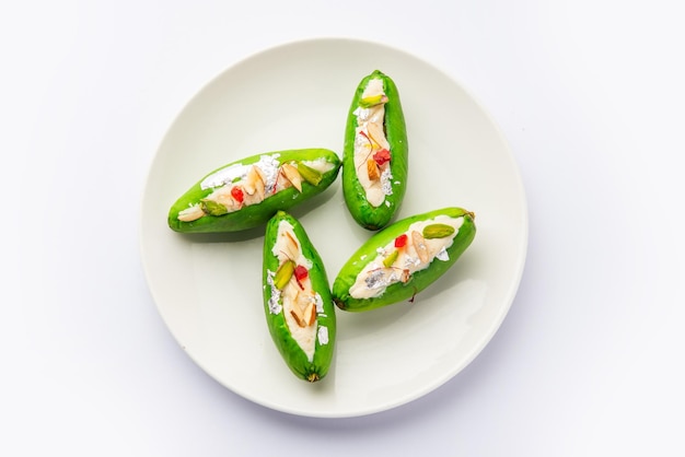 パルヴァル・ミタイ (Parwal Mithai) は,北インドで人気のある甘いもので,パーヴァル・パック (Parval Pak) と呼ばれ,尖ったキュウリとコヤを使って作られています.