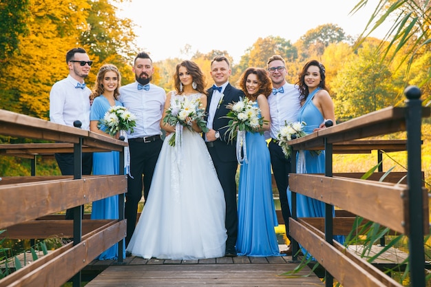 Pas getrouwd stel met bruidsjonkers en bruidsmeisjes die zich voordeed op huwelijksceremonie