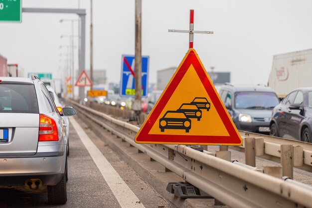 Pas op voor verkeersopstoppingen op een snelweg met vastzittende voertuigen die aan beide kanten wachten.