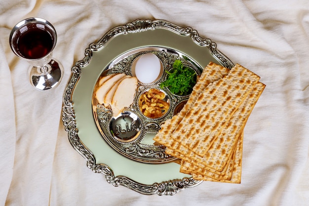 Pascha achtergrond met fles wijn, matzoh, ei en seder plaat