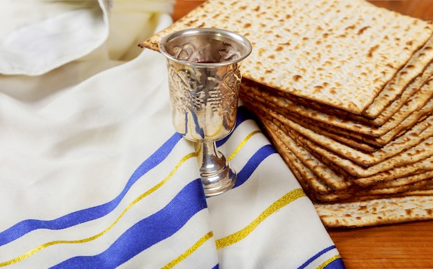 Pascha matzoh joodse vakantie brood en wijn houten bord.