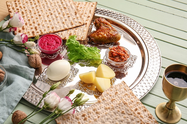 Pascha seder bord met traditionele gerechten op tafel