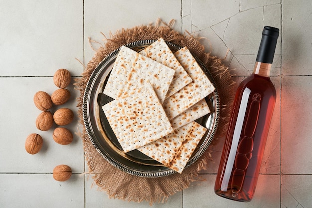 Pascha viering concept Matzah rode koosjer walnoot Traditioneel ritueel Joods brood op oude grijze gebarsten tegel aanrecht tafel achtergrond Pascha eten Pesach Joodse feestdag