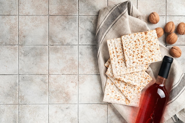 Pascha viering concept Matzah rode koosjer walnoot Traditioneel ritueel Joods brood op oude grijze tegel aanrecht tafel achtergrond Pascha eten Pesach Joodse feestdag