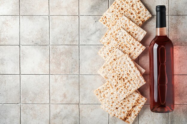 Pascha viering concept matzah rode koosjer walnoot traditioneel ritueel joods brood op oude grijze tegel aanrecht tafel achtergrond pascha eten pesach joodse feestdag