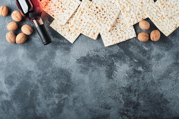 Pascha viering concept Matzah rood koosjer en walnoot Traditioneel ritueel Joods brood op oude donkergrijze betonnen achtergrond Pascha eten Pesach Joodse feestdag