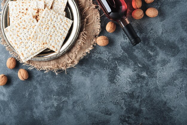 Pascha viering concept Matzah rood koosjer en walnoot Traditioneel ritueel Joods brood op oude donkergrijze betonnen achtergrond Pascha eten Pesach Joodse feestdag