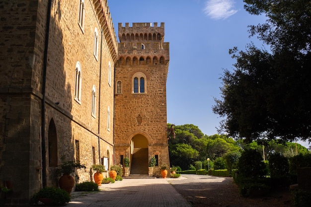 Il castello di paschini è un castello in stile medievale situato a castiglioncello in toscana italia livorno