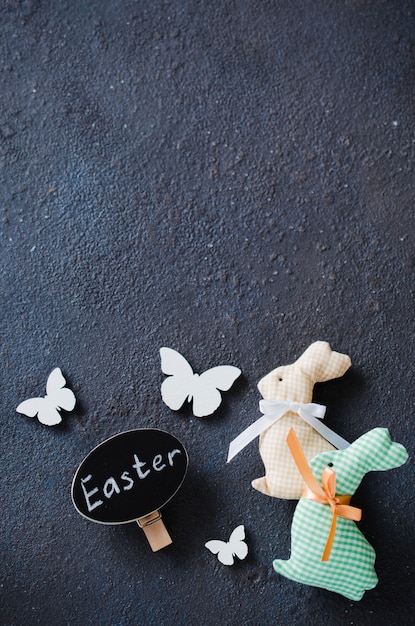 Pasen-achtergrond met decoratief konijn, vlinders en inschrijvings Pasen.