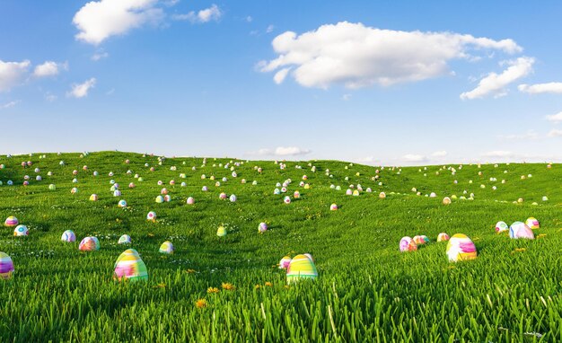 Pasen achtergrond. Paaseieren die in groen gras onder blauwe bewolkte hemel leggen.