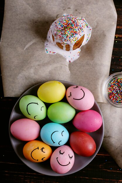 Pasen-bakken met suikerglazuur en gekleurd poeder en eieren