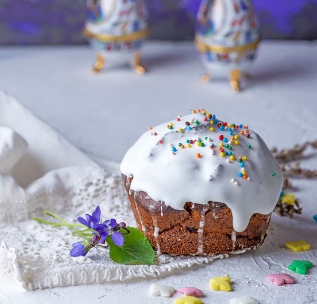 Pasen-baksel met witte suikerglans