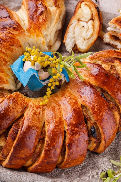 Pasen-brood met eigendecoratie en bloemen