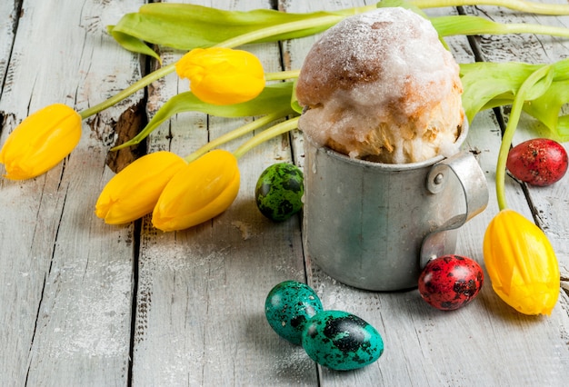 Pasen-cake en eieren met tulpen