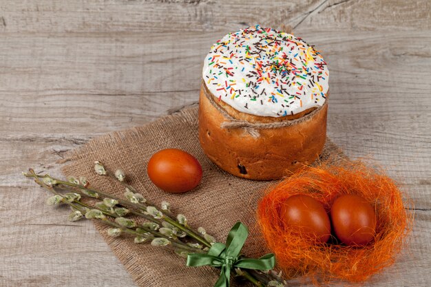 Pasen-cake en gekleurde eieren