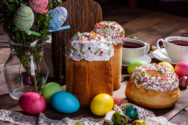 Pasen-cake en kleurrijke decoratieve eieren