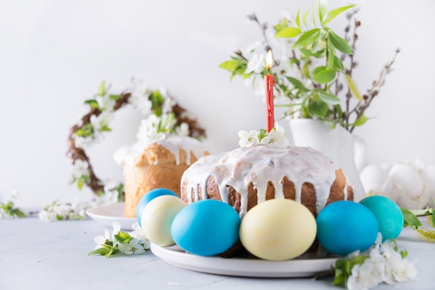 Pasen-cake en kleurrijke eieren. Feestdagen traditioneel ontbijt.