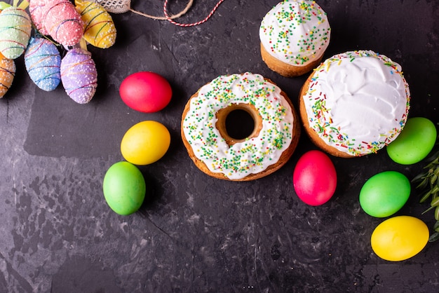 Pasen-cake en kleurrijke eieren op een donkere achtergrond