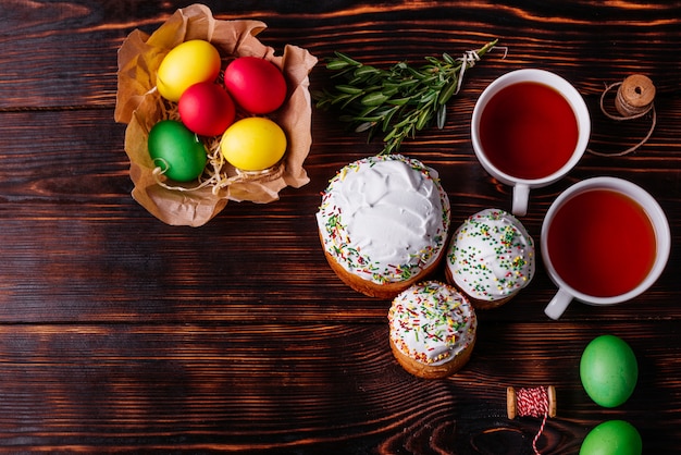 Pasen-cake en kleurrijke eieren op een donkere achtergrond