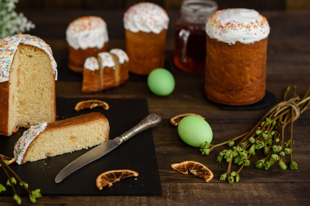 Pasen-cake en kleurrijke eieren op een houten lijst. Het kan als achtergrond worden gebruikt