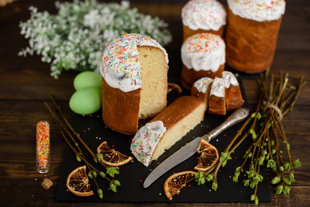 Pasen-cake en kleurrijke eieren op een houten lijst. Het kan als achtergrond worden gebruikt