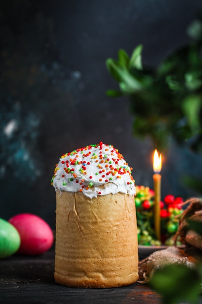 Pasen-cake en paaseieren, traditioneel vakantieontwerp