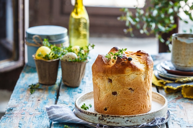 Pasen-cake met rozijnen op een blauwe houten lijst.