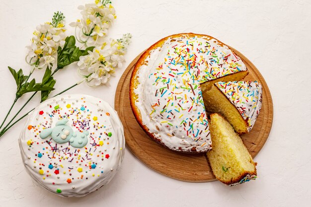 Pasen-cake op witte stopverfachtergrond. Traditioneel orthodox feestelijk brood