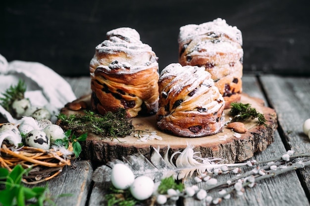 Pasen-cake Paaseieren op een grijze achtergrond