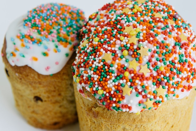 Pasen-cakes op witte achtergrond. geïsoleerd. lekker vakantie bakken