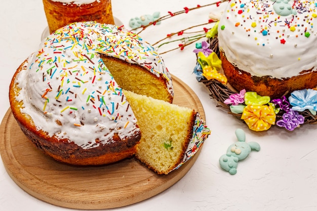 Pasen-cakes op witte stopverfachtergrond. Traditioneel orthodox feestelijk brood