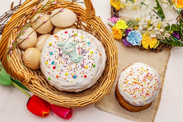 Pasen-cakes op witte stopverfachtergrond. Traditioneel orthodox feestelijk brood