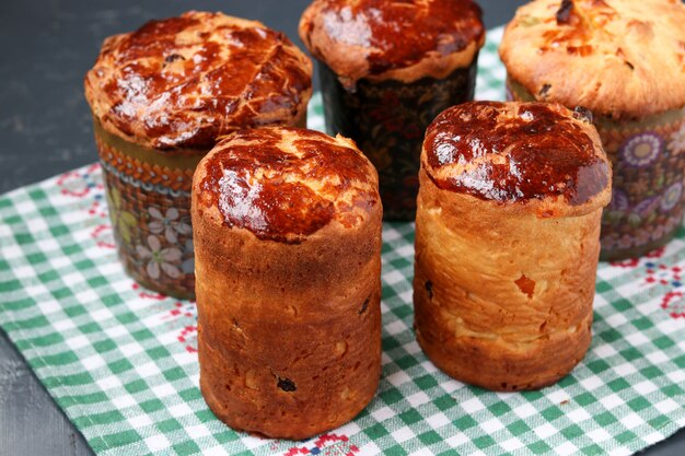 Foto pasen-cakes voor de heldere lentevakantie die op verglazing wordt voorbereid