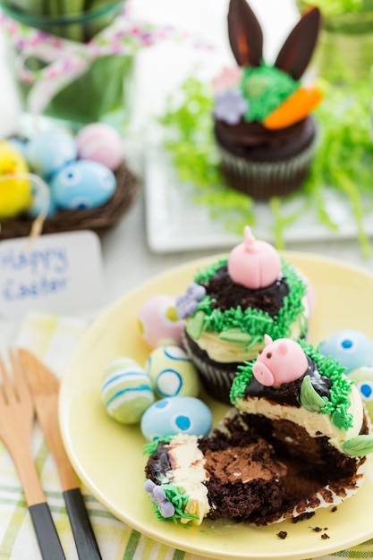 Pasen chocolade cupcakes versierd met piggy en bunny oren.