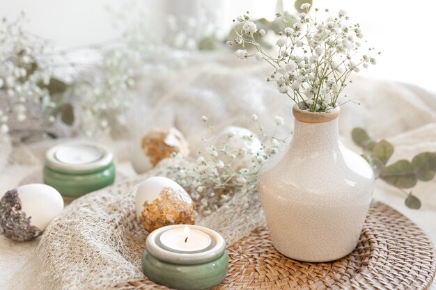 Pasen compositie met gypsophila bloemen en paaseieren