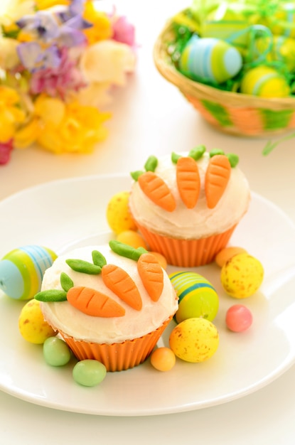 Pasen-cupcakes met suikergoedwortelen