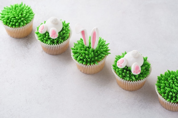 Foto pasen cupcakes op een rij. versierd als konijnenbont en oren