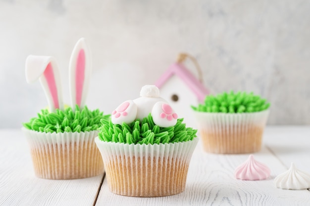 Pasen cupcakes versierd met konijnenbont en oren als toetje.